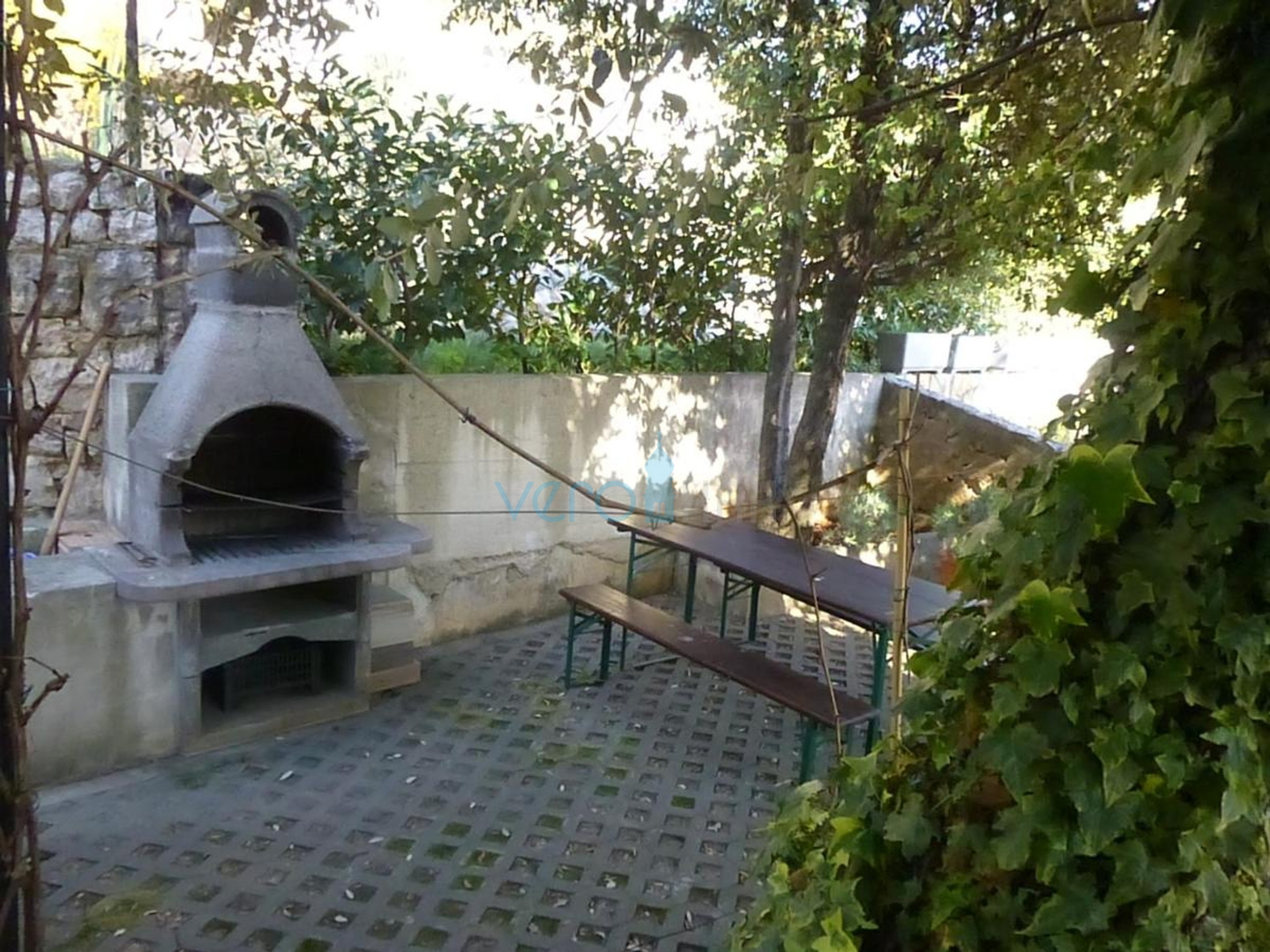 Otok Krk, Omišalj, Samostojeća kuća s 5 apartmana 170m od mora, prodaja