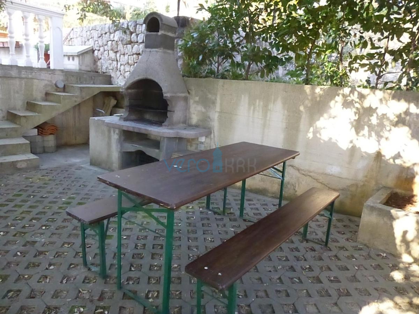Otok Krk, Omišalj, Samostojeća kuća s 5 apartmana 170m od mora, prodaja
