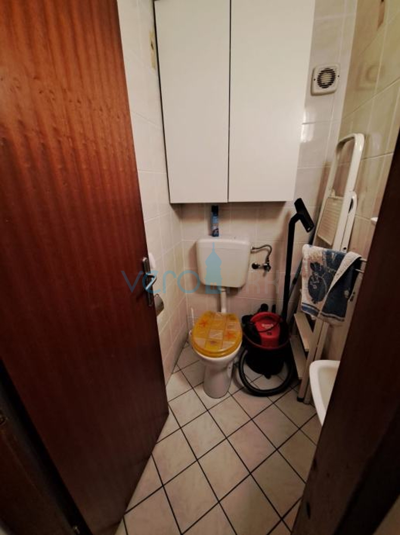 Krk, Umgebung, Dreizimmerwohnung im Erdgeschoss in ruhiger Lage, 750 m vom Strand entfernt, zu verkaufen