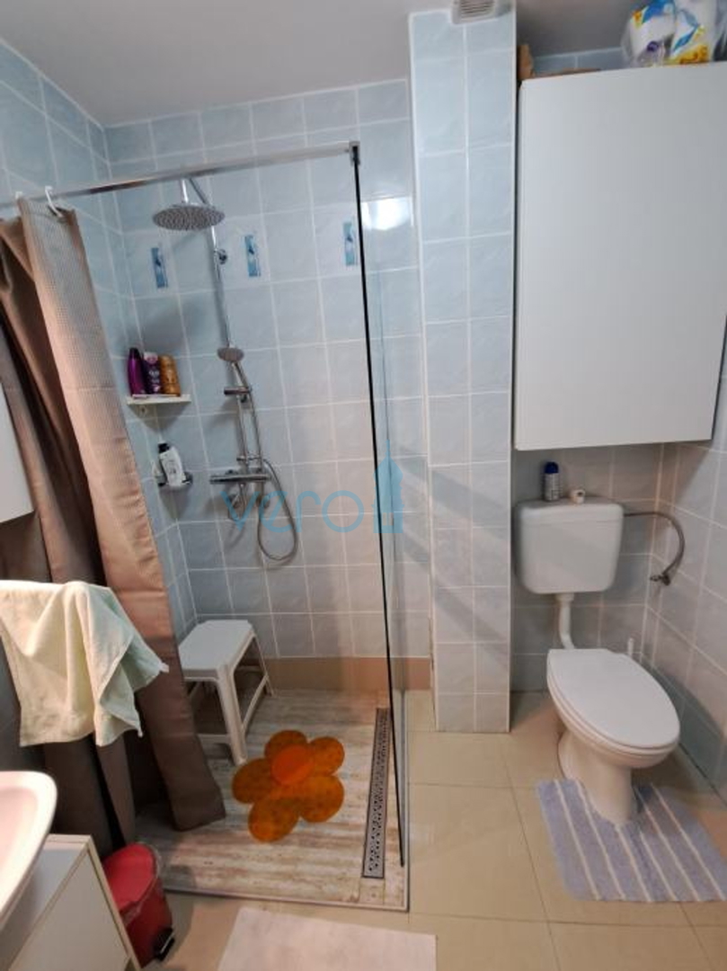 Krk, Umgebung, Dreizimmerwohnung im Erdgeschoss in ruhiger Lage, 750 m vom Strand entfernt, zu verkaufen