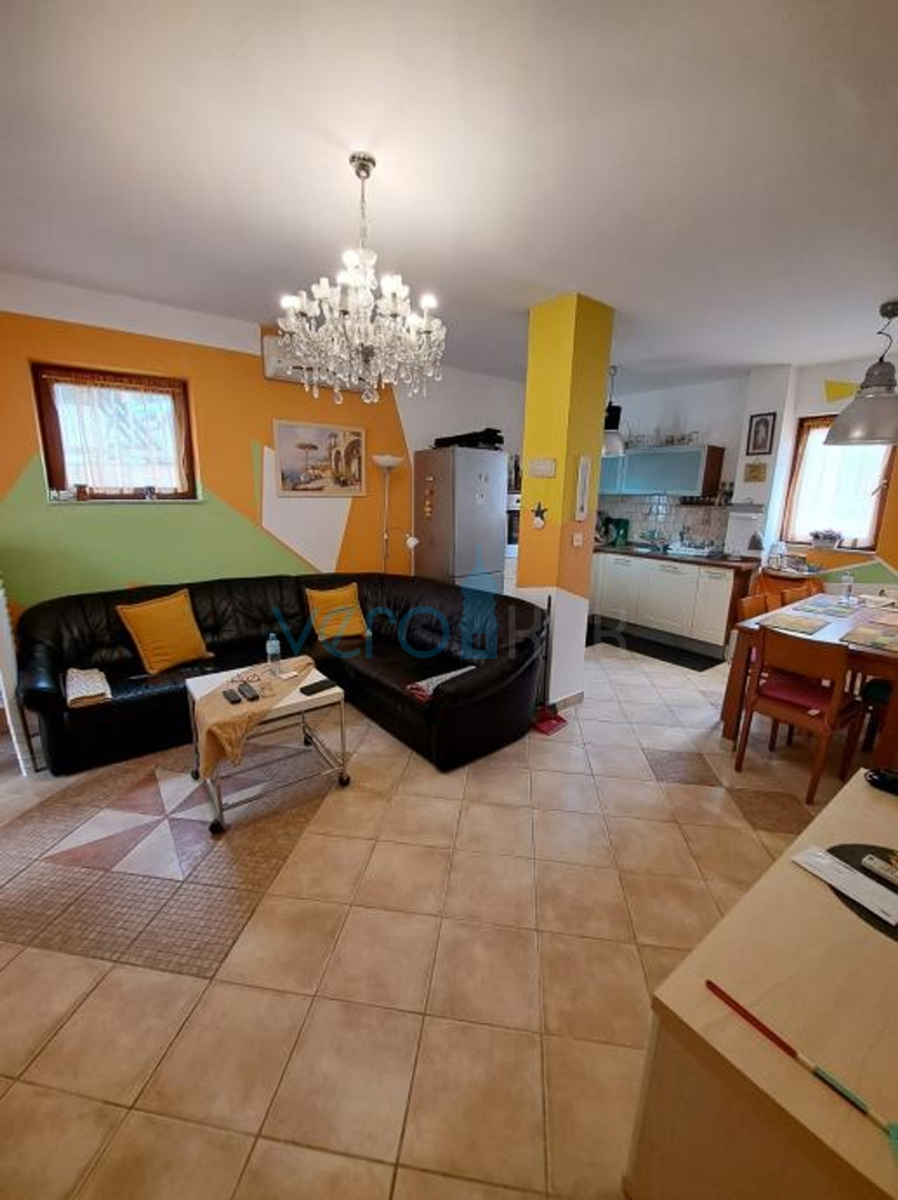 Krk, Umgebung, Dreizimmerwohnung im Erdgeschoss in ruhiger Lage, 750 m vom Strand entfernt, zu verkaufen