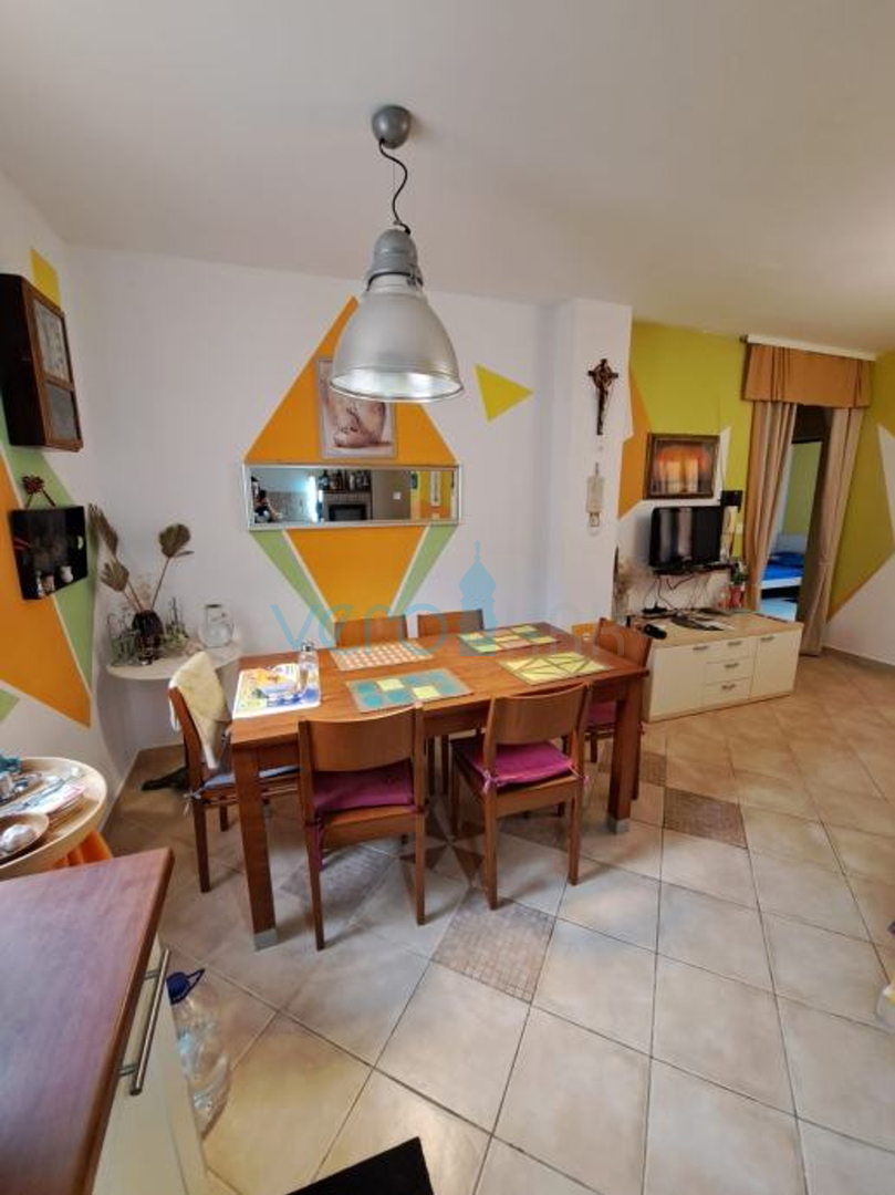 Krk, Umgebung, Dreizimmerwohnung im Erdgeschoss in ruhiger Lage, 750 m vom Strand entfernt, zu verkaufen