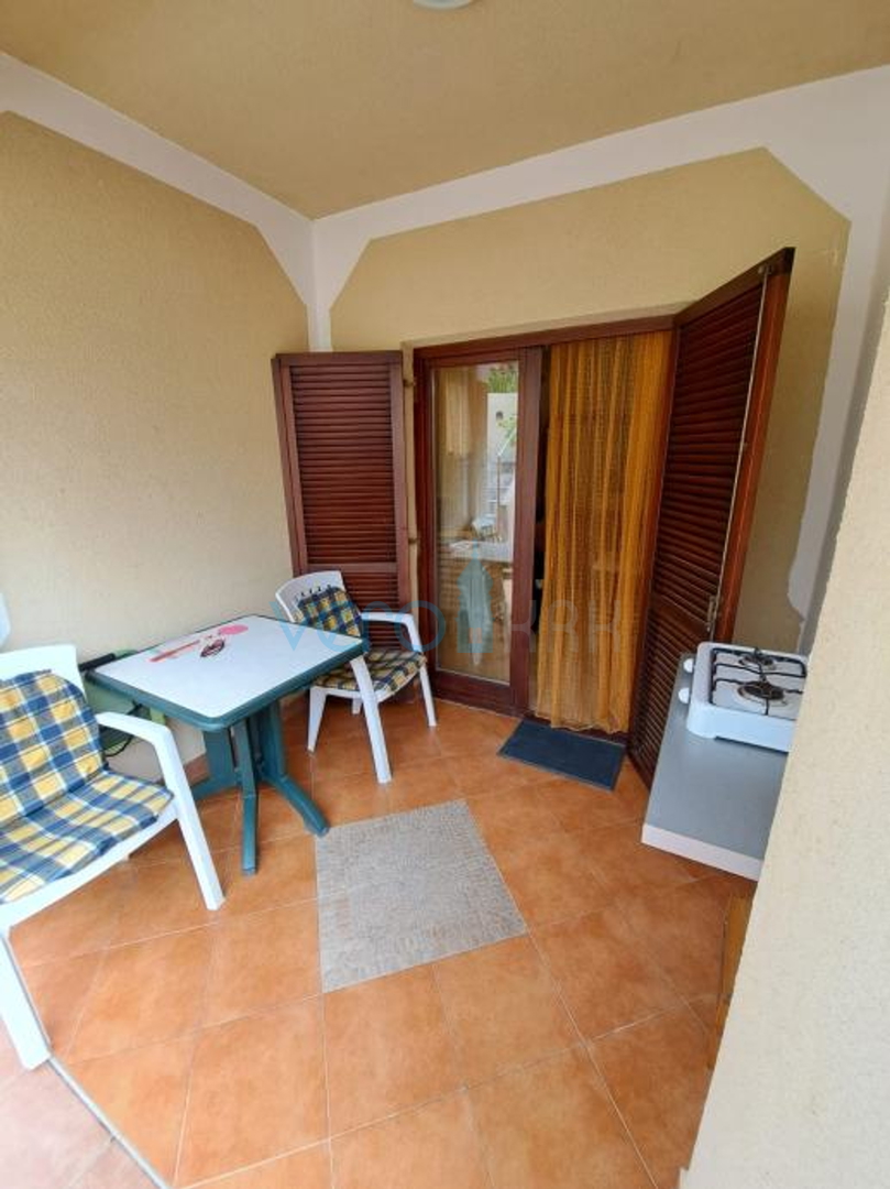 Krk, Umgebung, Dreizimmerwohnung im Erdgeschoss in ruhiger Lage, 750 m vom Strand entfernt, zu verkaufen