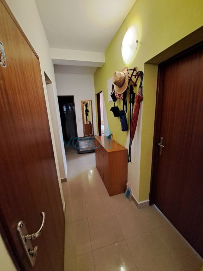 Krk, Umgebung, Dreizimmerwohnung im Erdgeschoss in ruhiger Lage, 750 m vom Strand entfernt, zu verkaufen