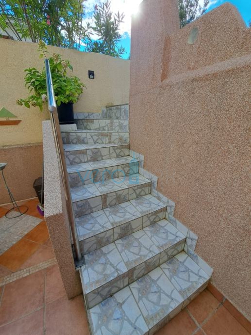 Krk, Umgebung, Dreizimmerwohnung im Erdgeschoss in ruhiger Lage, 750 m vom Strand entfernt, zu verkaufen