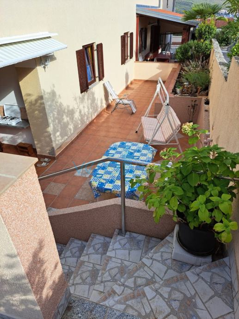 Krk, Umgebung, Dreizimmerwohnung im Erdgeschoss in ruhiger Lage, 750 m vom Strand entfernt, zu verkaufen