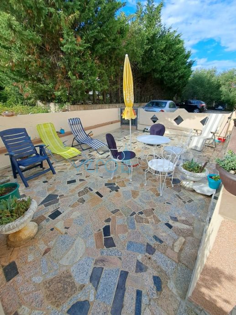 Krk, Umgebung, Dreizimmerwohnung im Erdgeschoss in ruhiger Lage, 750 m vom Strand entfernt, zu verkaufen