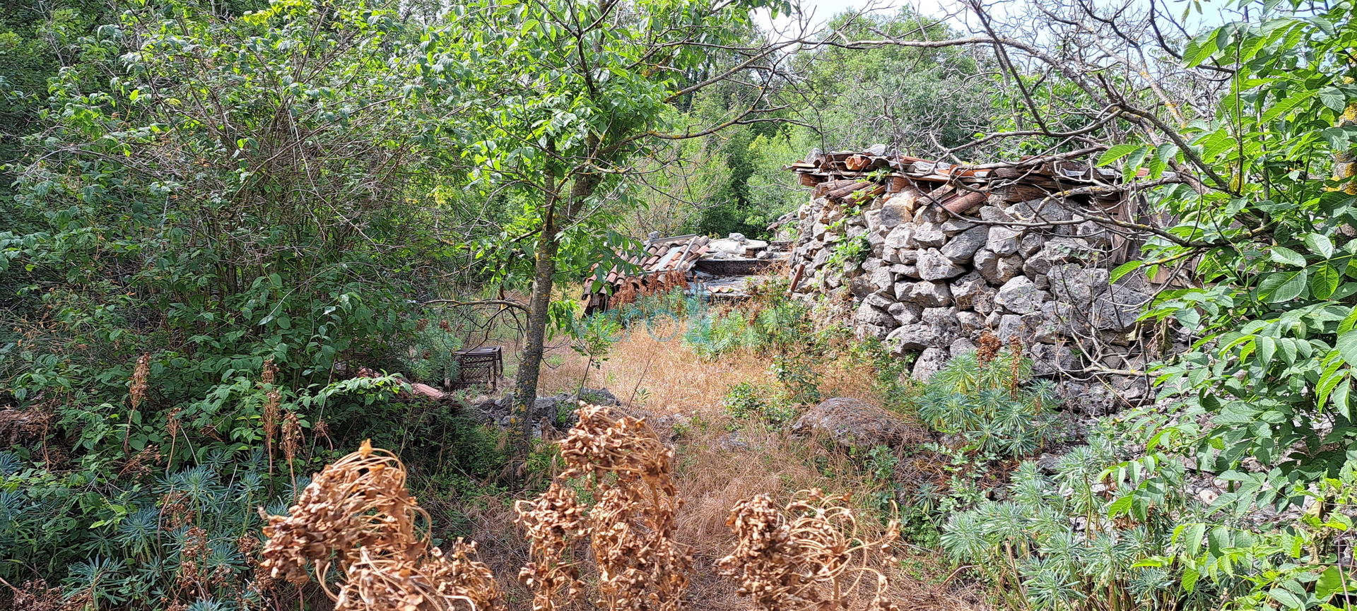 Otok Krk, Dobrinj, Kras, Zemljište 741 m2 u mirnoj ulici, prodaja