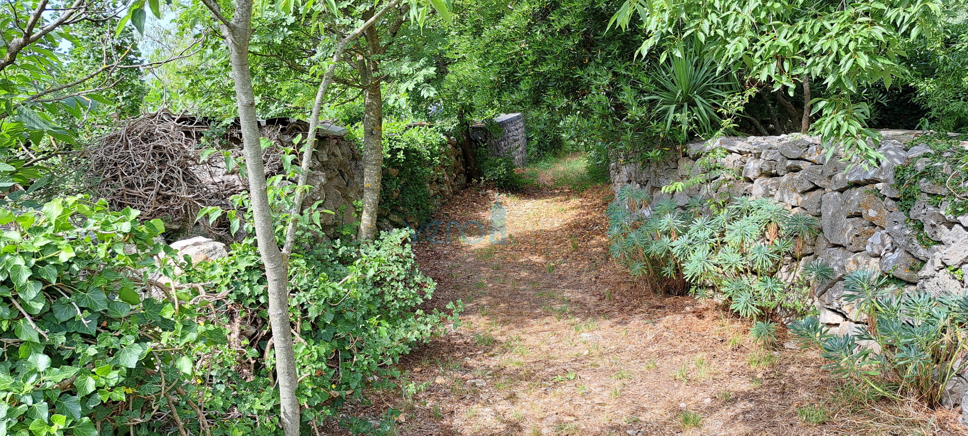 Otok Krk, Dobrinj, Kras, Zemljište 741 m2 u mirnoj ulici, prodaja