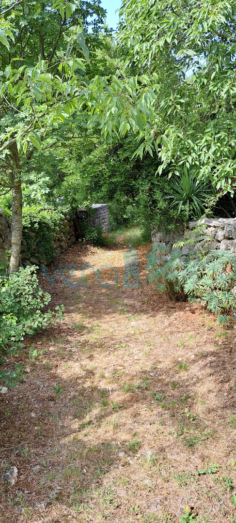 Otok Krk, Dobrinj, Kras, Zemljište 741 m2 u mirnoj ulici, prodaja