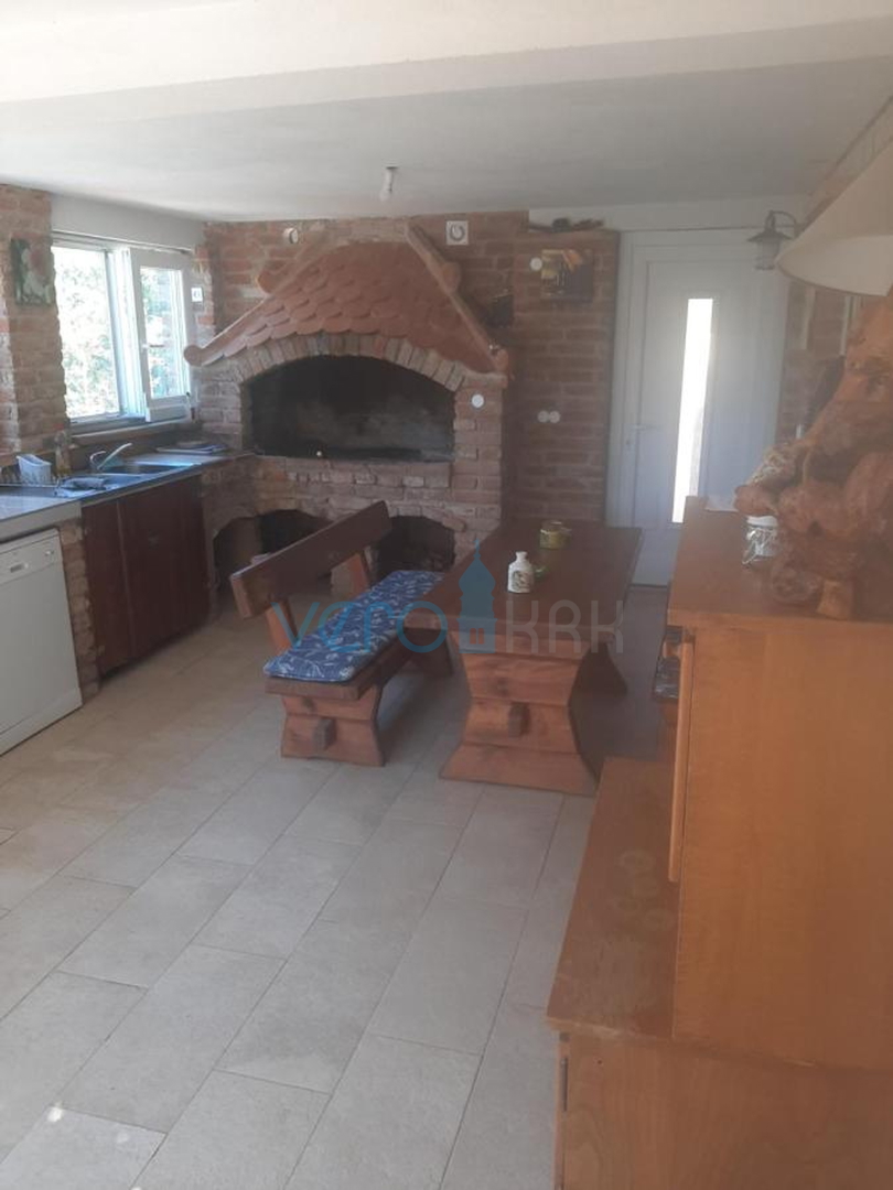 Otok Krk, Dobrinj, okolica, Samostojeća kuća sa bazenom i velikom okućnicom, prodaja