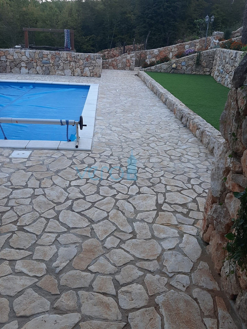 Otok Krk, Dobrinj, okolica, Samostojeća kuća sa bazenom i velikom okućnicom, prodaja