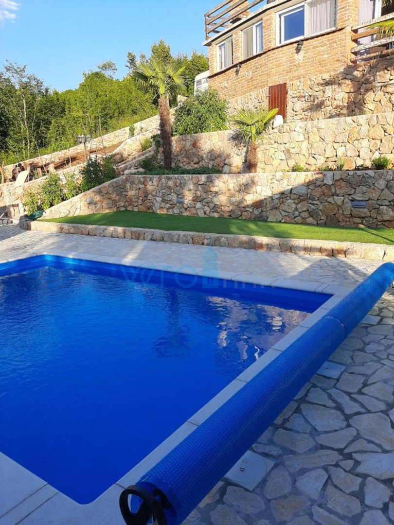 Otok Krk, Dobrinj, okolica, Samostojeća kuća sa bazenom i velikom okućnicom, prodaja