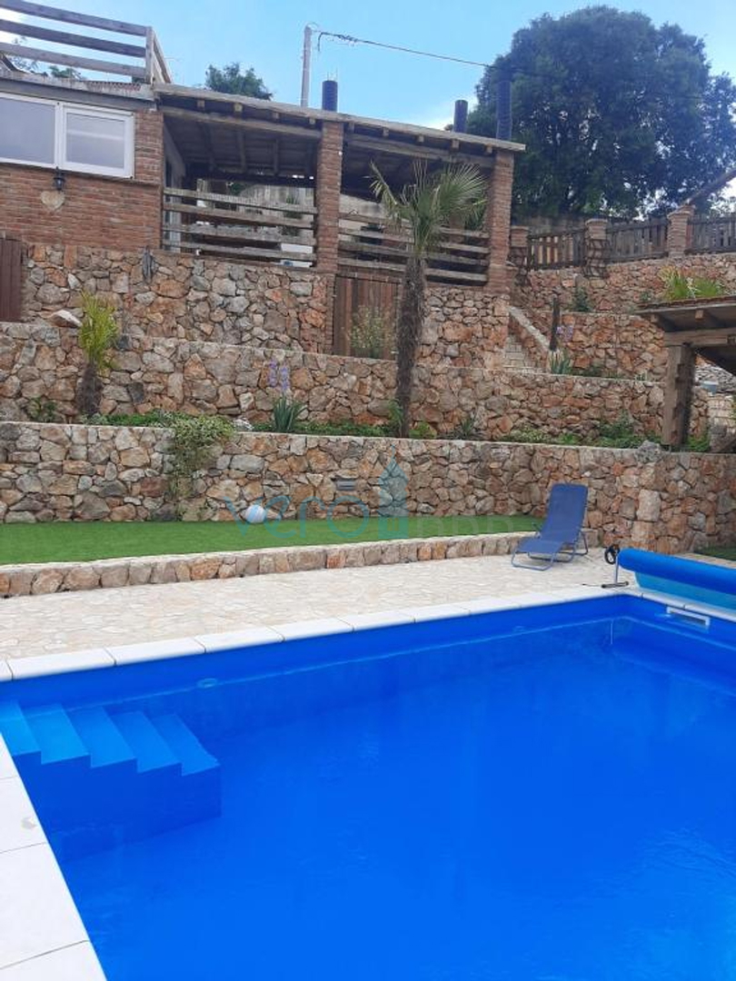 Otok Krk, Dobrinj, okolica, Samostojeća kuća sa bazenom i velikom okućnicom, prodaja