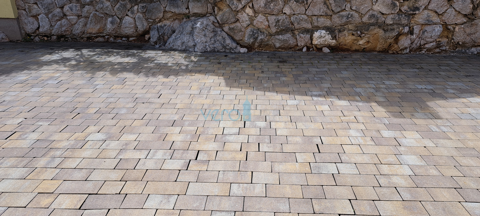 Otok Krk, Omišalj, prozračan stan 45 m2 s pogledom na more