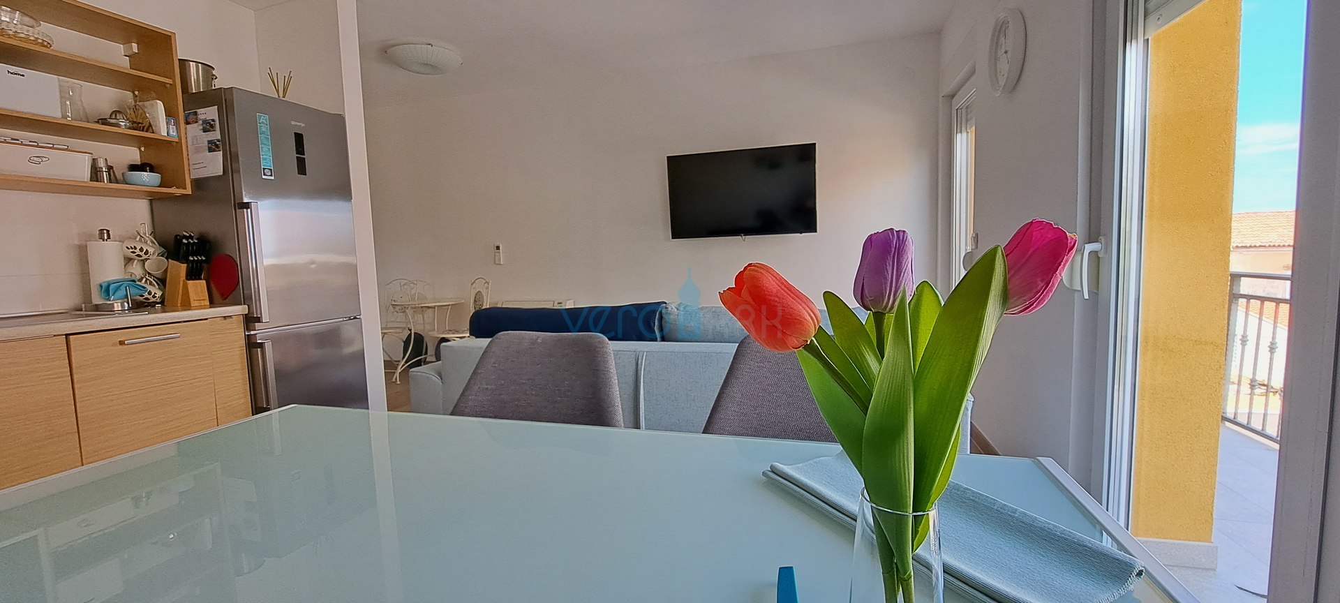 Otok Krk, Omišalj, prozračan stan 45 m2 s pogledom na more