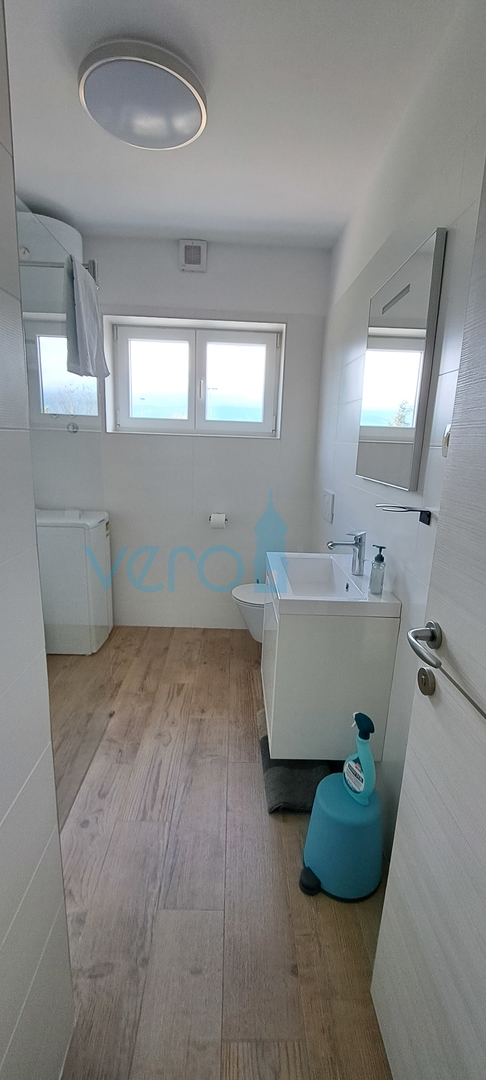 Otok Krk, Omišalj, prozračan stan 45 m2 s pogledom na more