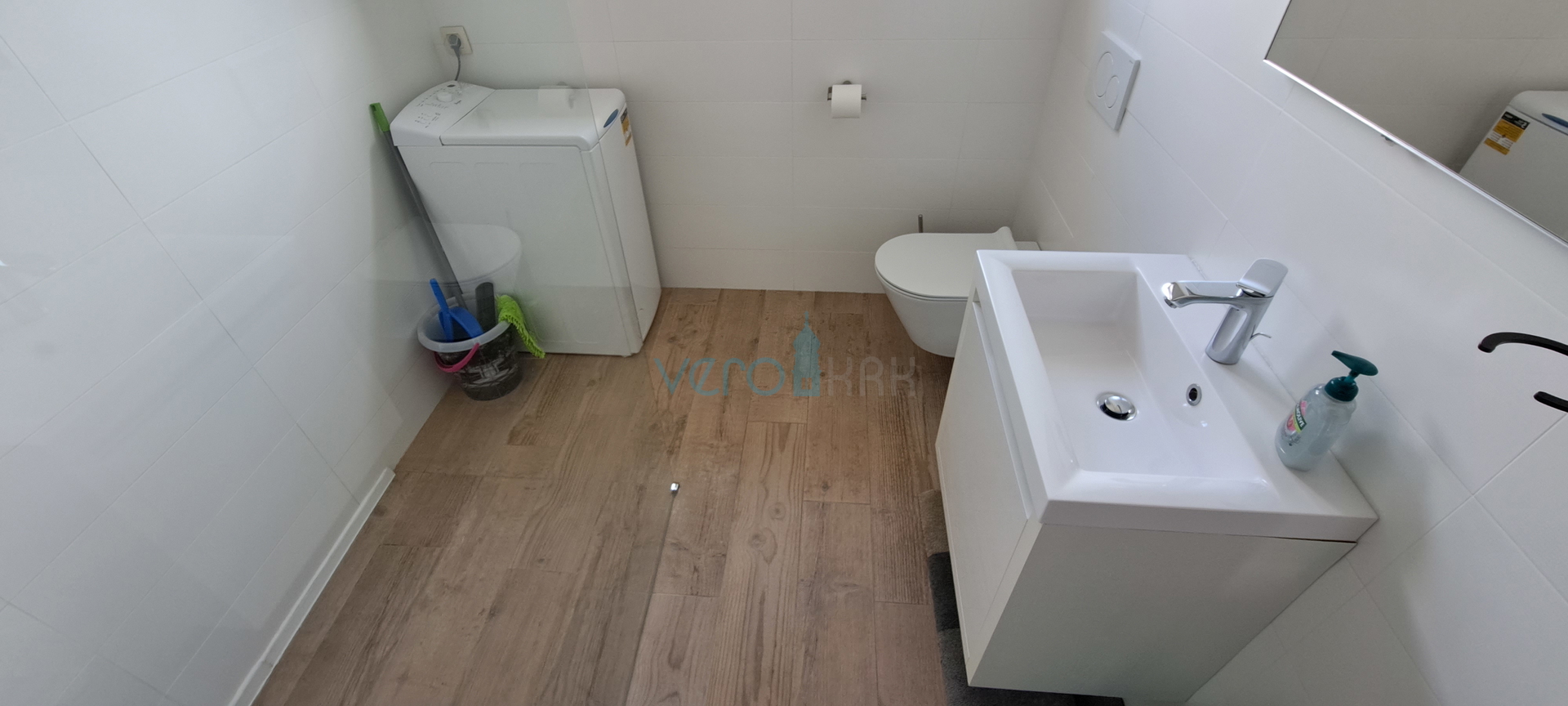 Otok Krk, Omišalj, prozračan stan 45 m2 s pogledom na more