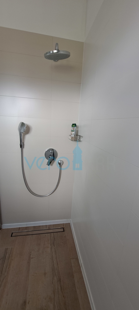 Otok Krk, Omišalj, prozračan stan 45 m2 s pogledom na more