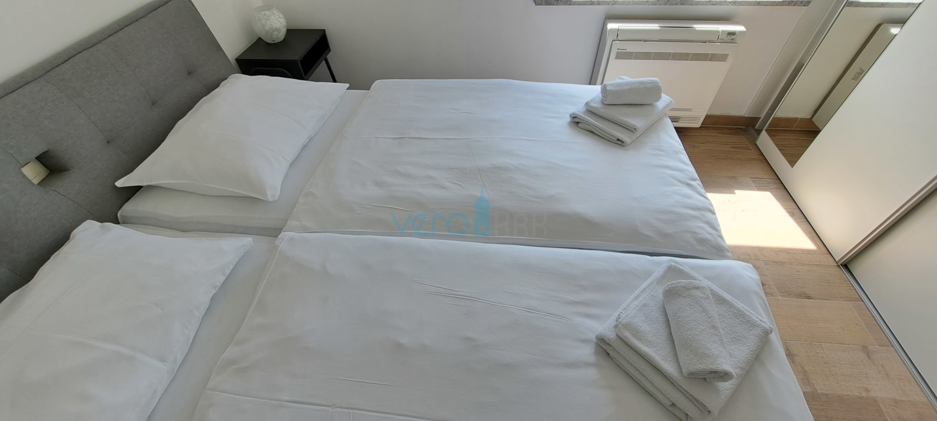 Otok Krk, Omišalj, prozračan stan 45 m2 s pogledom na more