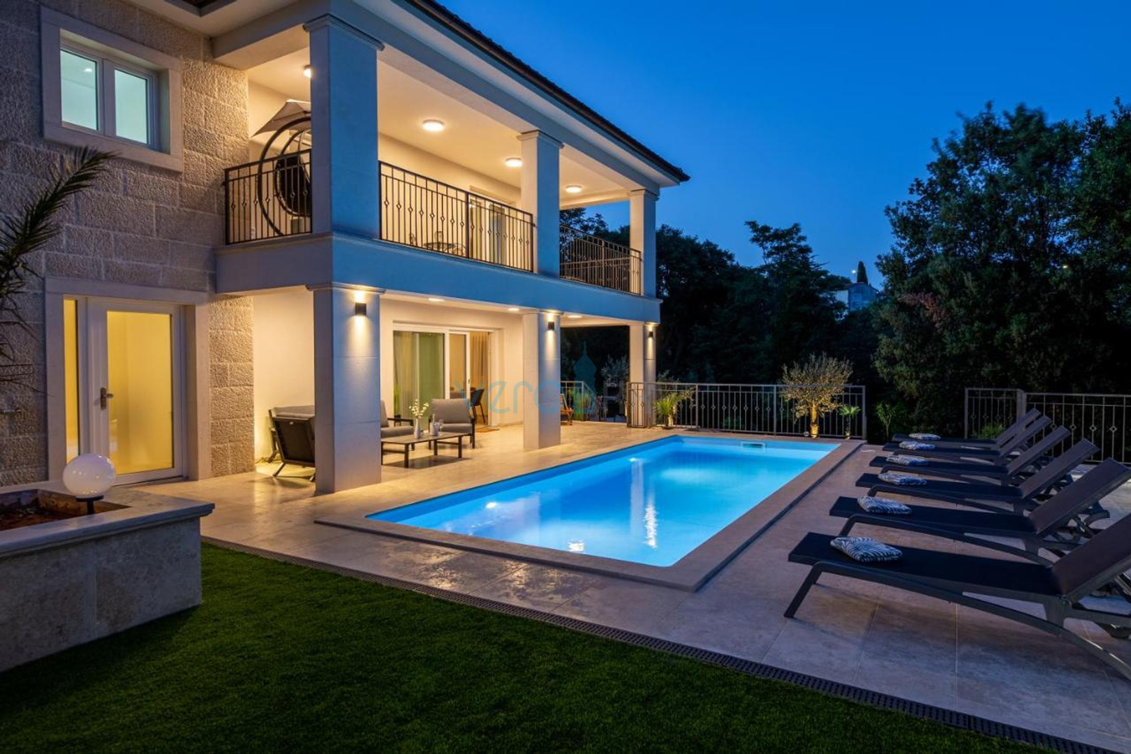 Stadt Krk, mediterrane Villa mit Pool in bester Lage, zu verkaufen