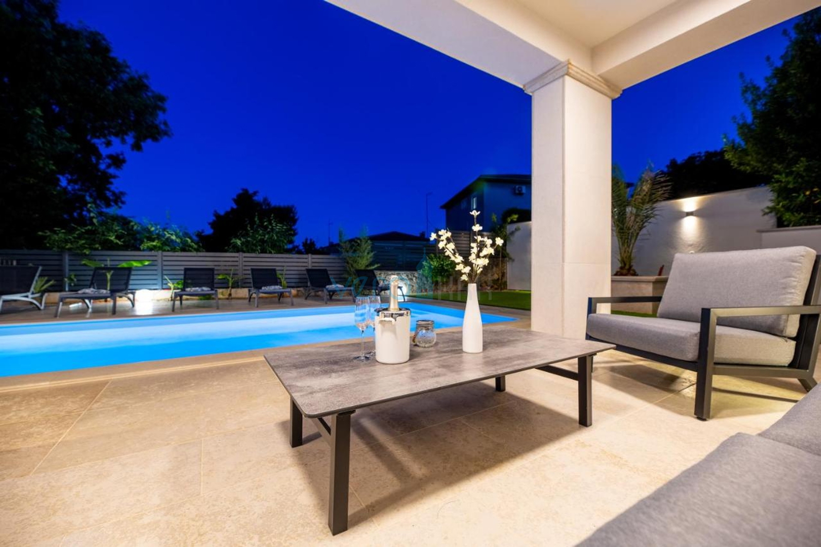 Stadt Krk, mediterrane Villa mit Pool in bester Lage, zu verkaufen