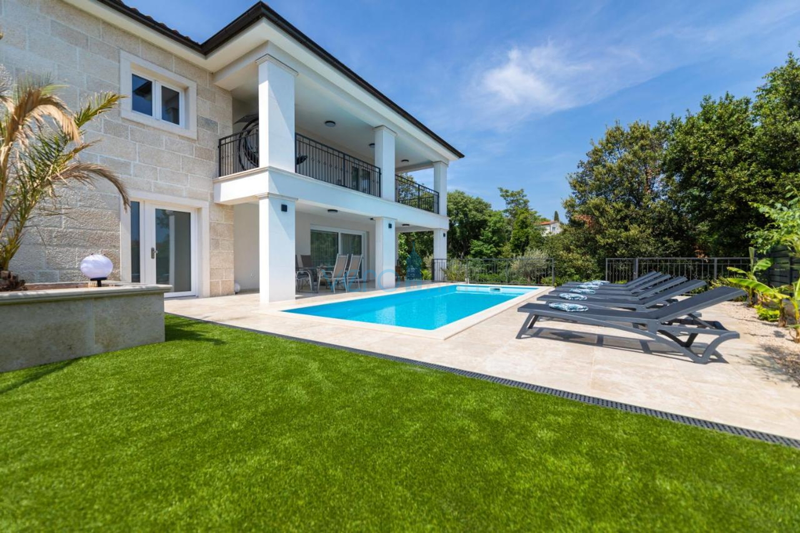 Stadt Krk, mediterrane Villa mit Pool in bester Lage, zu verkaufen