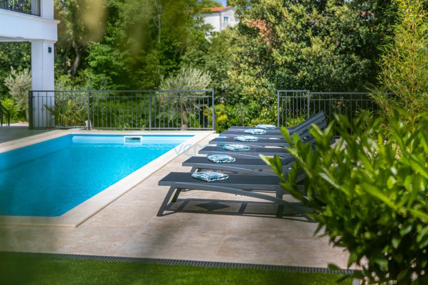 Stadt Krk, mediterrane Villa mit Pool in bester Lage, zu verkaufen