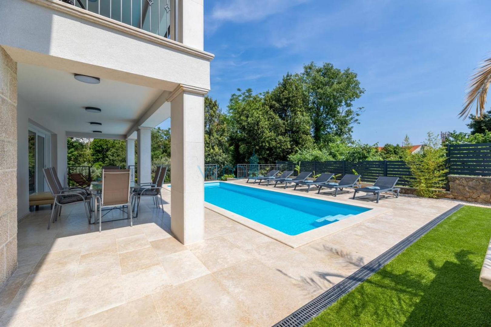 Stadt Krk, mediterrane Villa mit Pool in bester Lage, zu verkaufen
