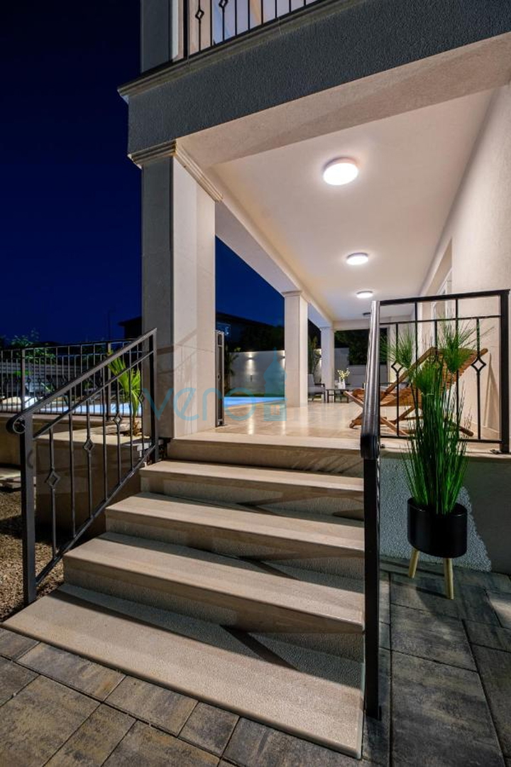 Stadt Krk, mediterrane Villa mit Pool in bester Lage, zu verkaufen