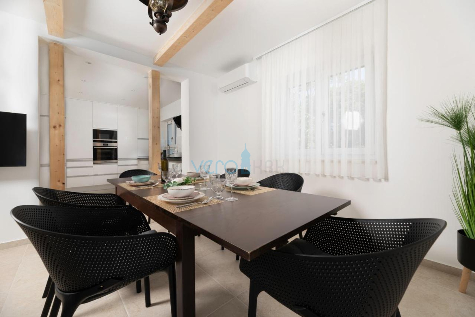 Stadt Krk, mediterrane Villa mit Pool in bester Lage, zu verkaufen