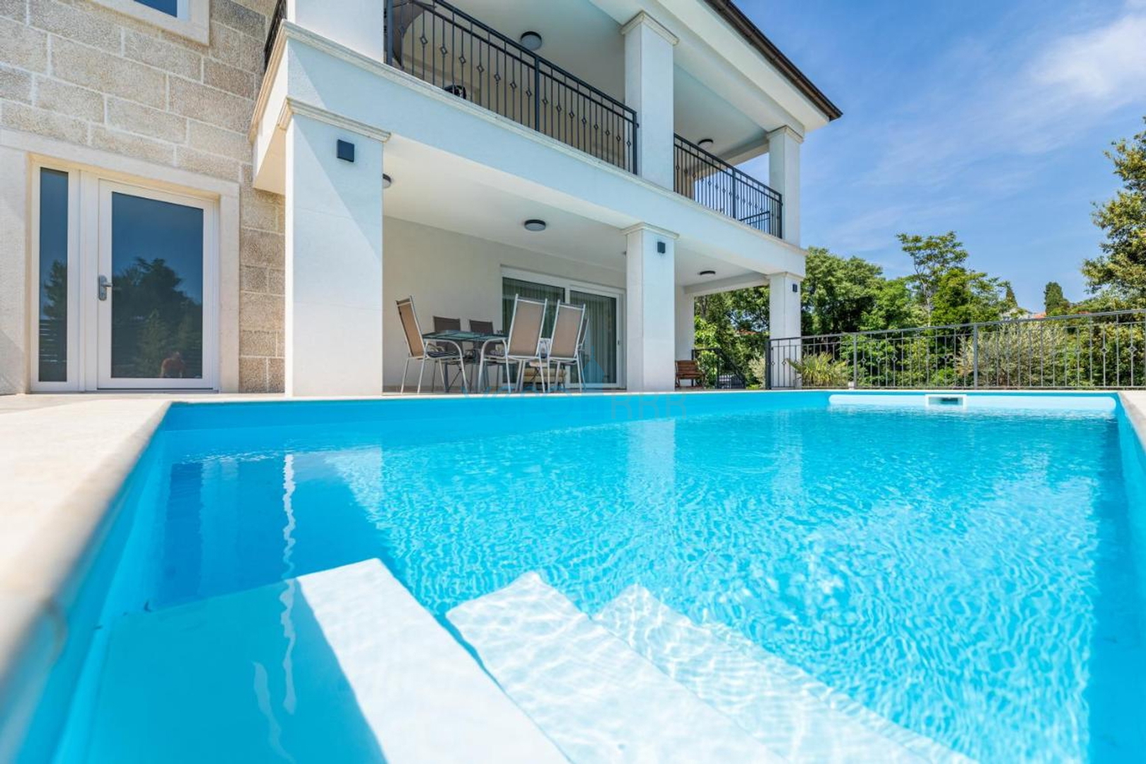 Stadt Krk, mediterrane Villa mit Pool in bester Lage, zu verkaufen