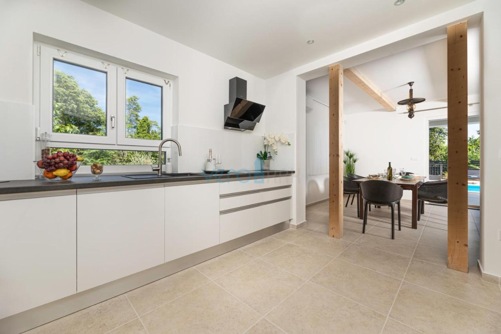 Stadt Krk, mediterrane Villa mit Pool in bester Lage, zu verkaufen