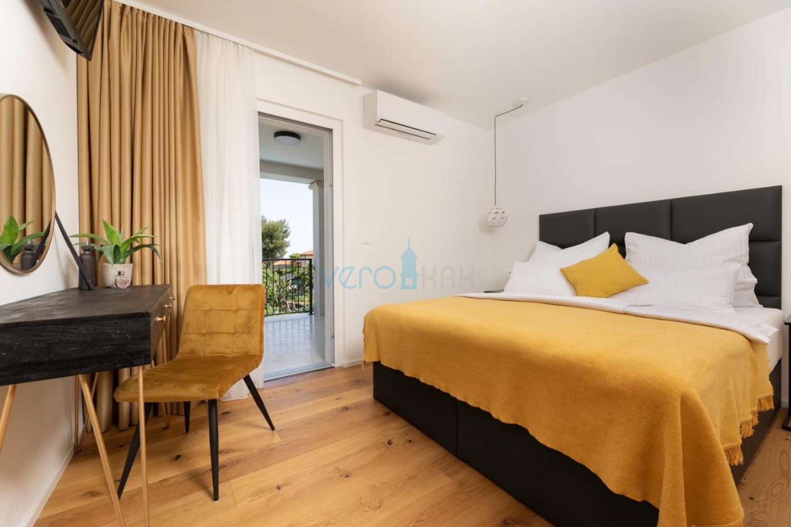 Stadt Krk, mediterrane Villa mit Pool in bester Lage, zu verkaufen