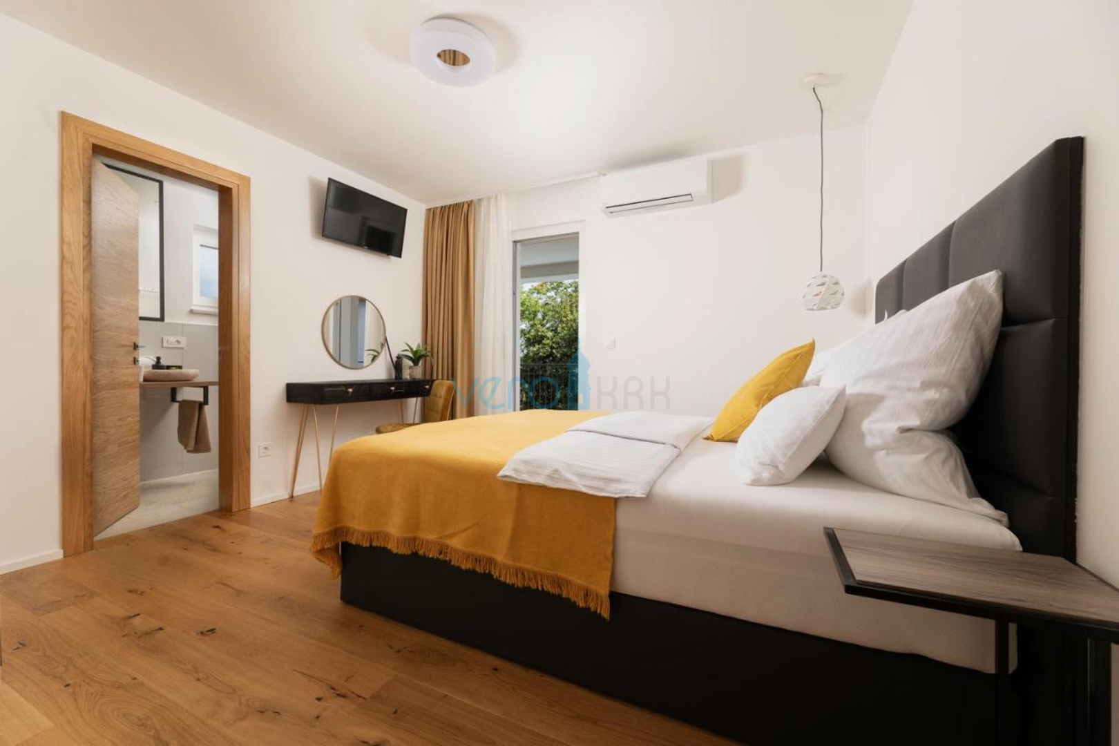 Stadt Krk, mediterrane Villa mit Pool in bester Lage, zu verkaufen