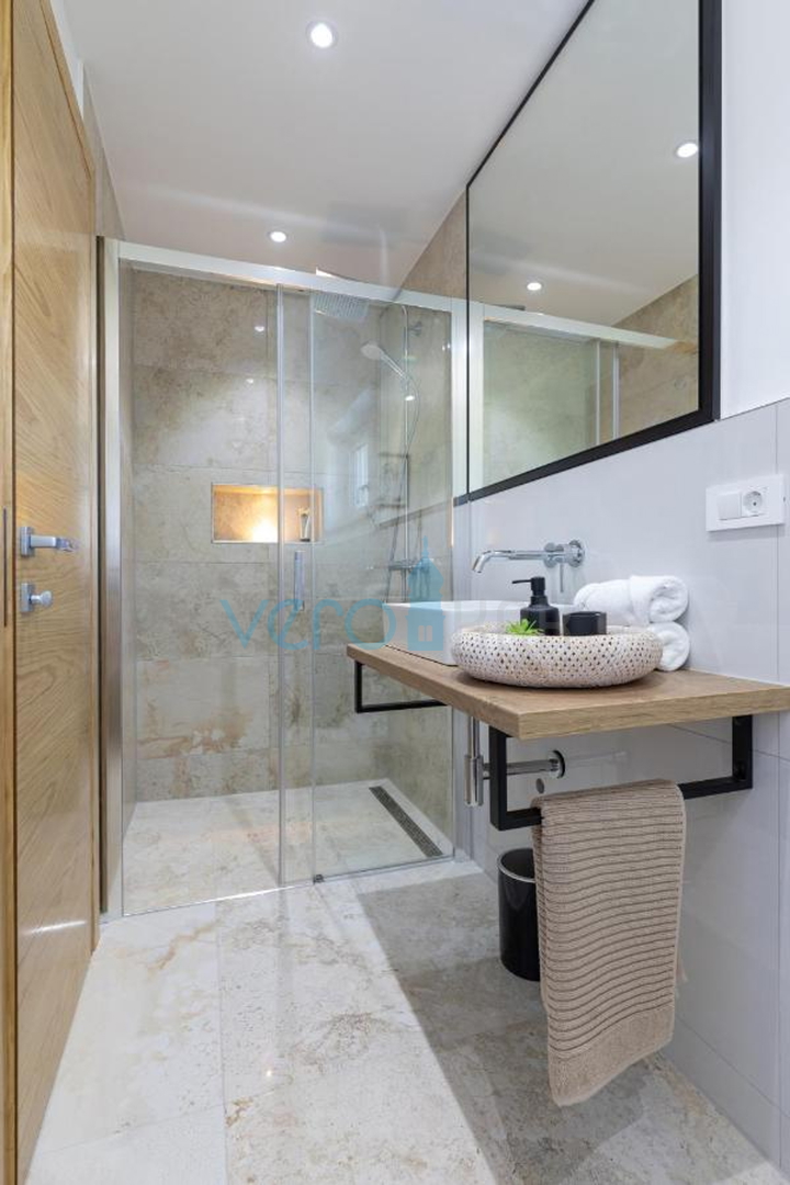 Stadt Krk, mediterrane Villa mit Pool in bester Lage, zu verkaufen