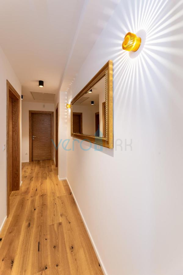 Stadt Krk, mediterrane Villa mit Pool in bester Lage, zu verkaufen