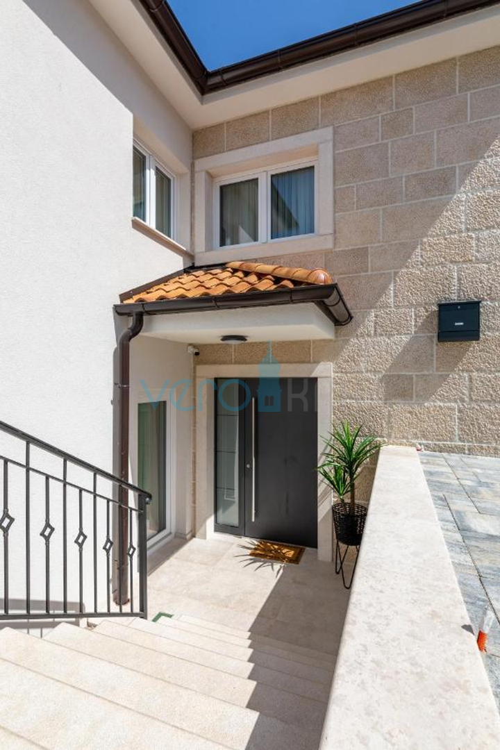 Stadt Krk, mediterrane Villa mit Pool in bester Lage, zu verkaufen