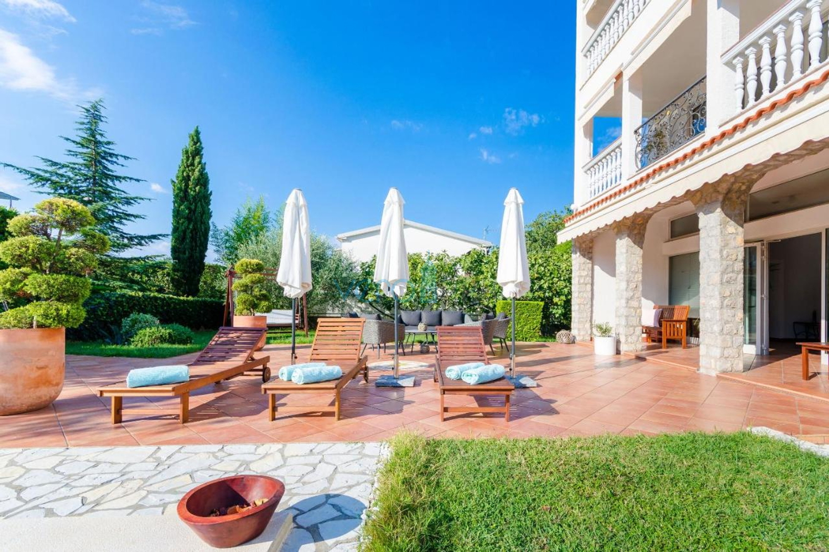 Island of Krk, Malinska, Unique villa with park and swimming pool in a great location, for sale