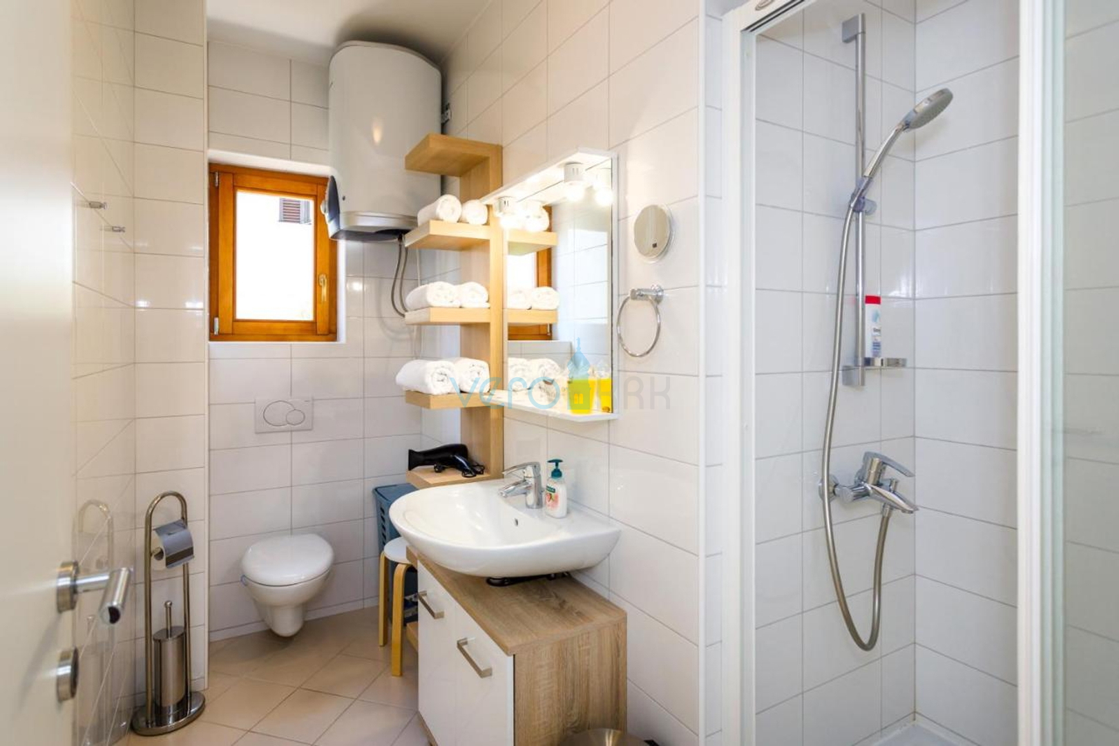 Grad Krk, Stan na prvome katu u prvome redu do mora, prodaja