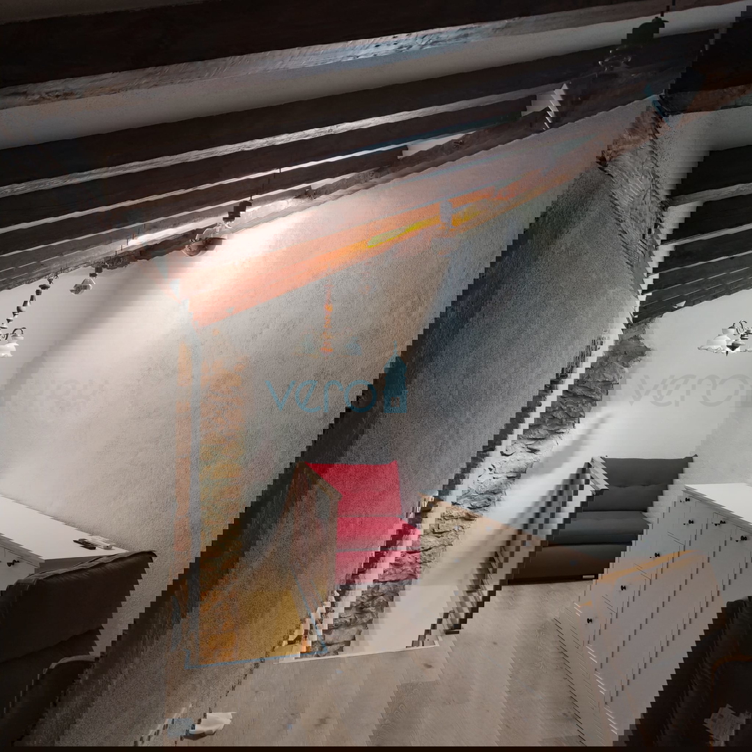 Otok Krk, Omišalj, Renovirana kamena kuća u nizu, Prodaja