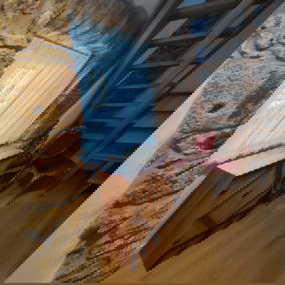 Otok Krk, Omišalj, Renovirana kamena kuća u nizu, Prodaja