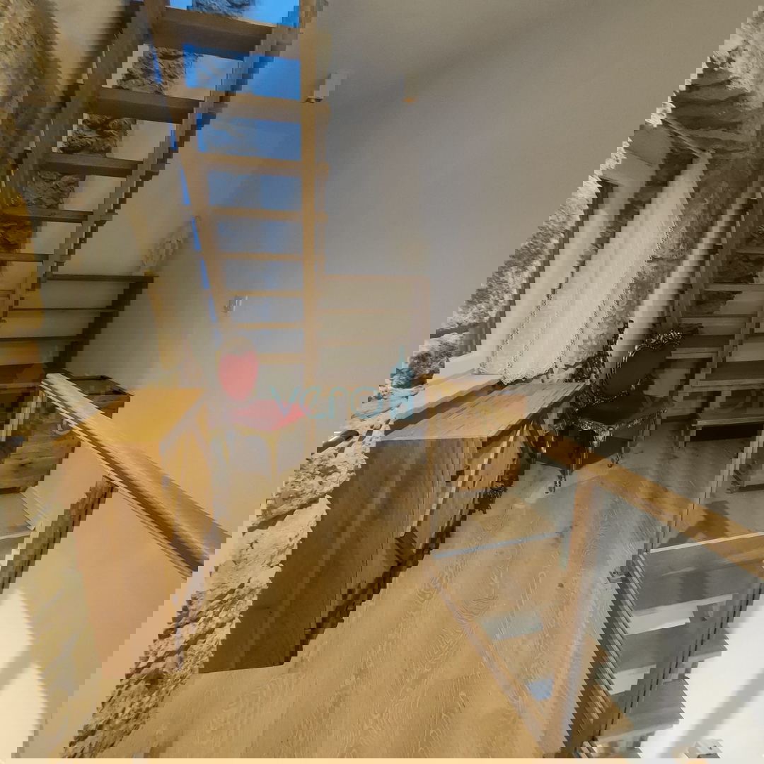 Otok Krk, Omišalj, Renovirana kamena kuća u nizu, Prodaja