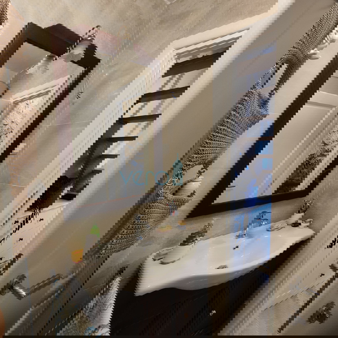 Otok Krk, Omišalj, Renovirana kamena kuća u nizu, Prodaja