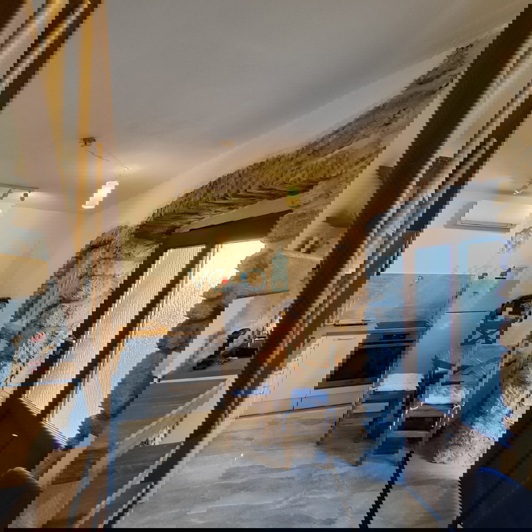 Otok Krk, Omišalj, Renovirana kamena kuća u nizu, Prodaja