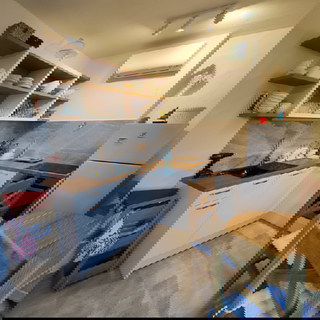 Otok Krk, Omišalj, Renovirana kamena kuća u nizu, Prodaja