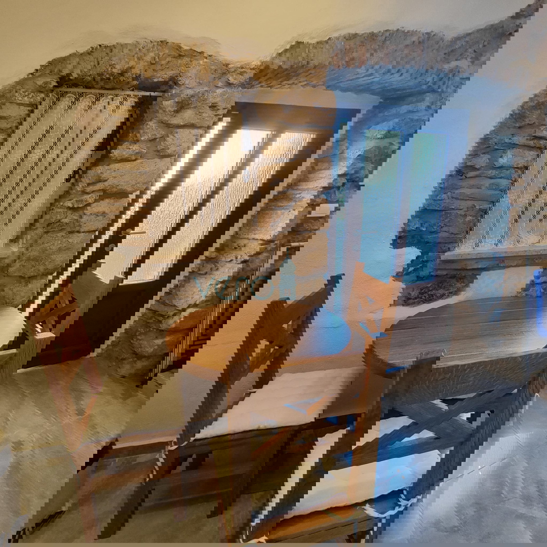 Otok Krk, Omišalj, Renovirana kamena kuća u nizu, Prodaja