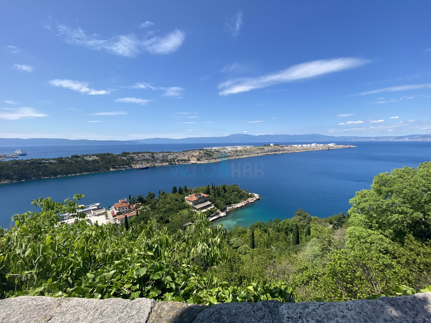 Otok Krk, Omišalj, Renovirana kamena kuća u nizu, Prodaja