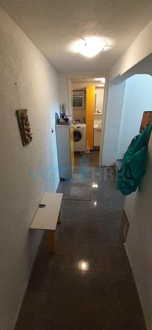 Otok Krk, grad Krk, dvojna kuća sa tri apartmana na 400m od mora