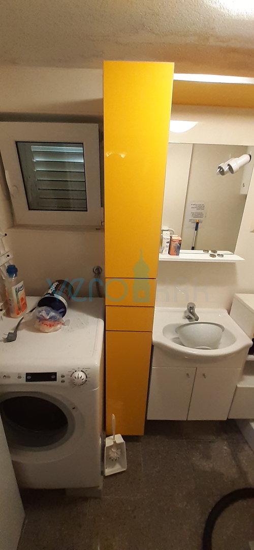 Otok Krk, grad Krk, dvojna kuća sa tri apartmana na 400m od mora